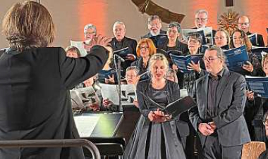 Die Solisten Manuela Falk (Sopran) und Martin Popp (Bariton) sorgten mit klaren, warmen Stimmen für besondere Glanzlichter bei dem Konzert. Foto: Renate Ahrens