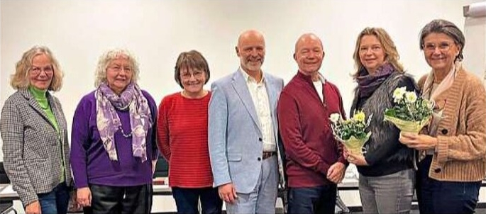 Sie übernehmen Verantwortung: Das Vorstandsteam mit Gudrun Wartha, Renate Spandl, Claudia Allwang-Wopper, Kurt Mieschala und Ian Owen (v,l.). Verabschiedet wurden Cornelia Horsch und Christine Fink (v.r.). Nicht mit am Bild Kassenprüfer Markus Schuierer. Foto: Elke Horsch